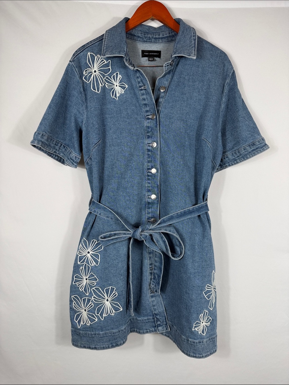 Casual Denim Shirt Dress White Floral Embroidery Tie Waist. Womens Size L. Fall